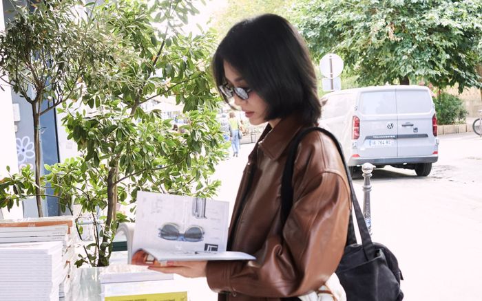 Ảnh đời thường của Song Hye Kyo tại Pháp, khí chất như bước ra từ phim
