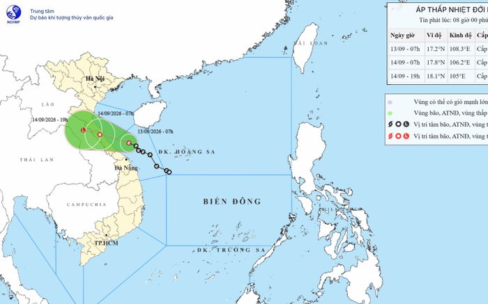 Áp thấp nhiệt đới tiến vào đất liền, miền Trung hứng mưa lớn