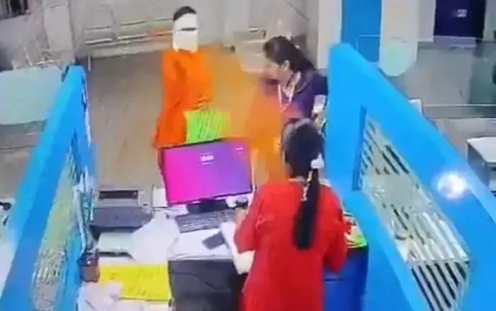 Tên cướp ngân hàng ném bột ớt vào nhân viên, lấy 100 triệu tiền mặt rồi bỏ chạy