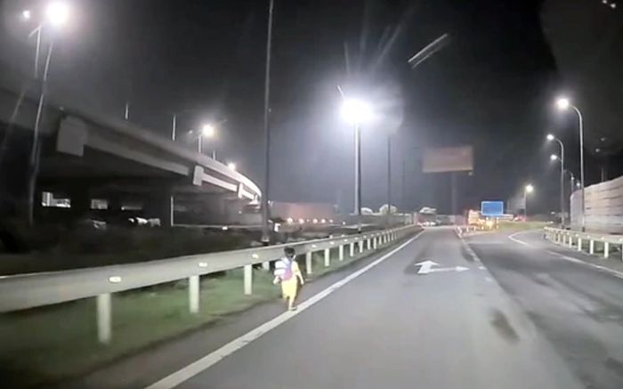 Bé trai òa khóc trên đường dẫn cao tốc lúc nửa đêm, tài xế dừng xe chở đến công an tìm người nhà