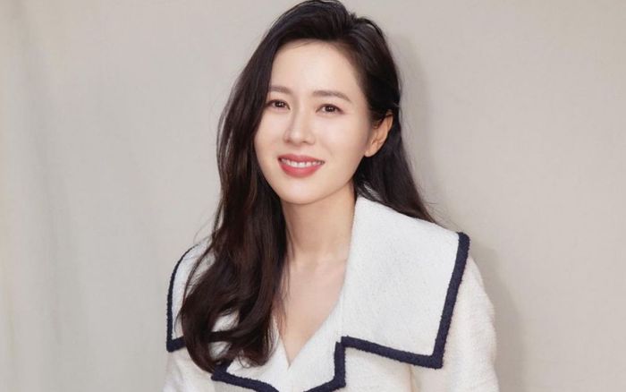 Son Ye Jin gặp sự cố với váy, hành động của mỹ nhân bên cạnh gây chú ý