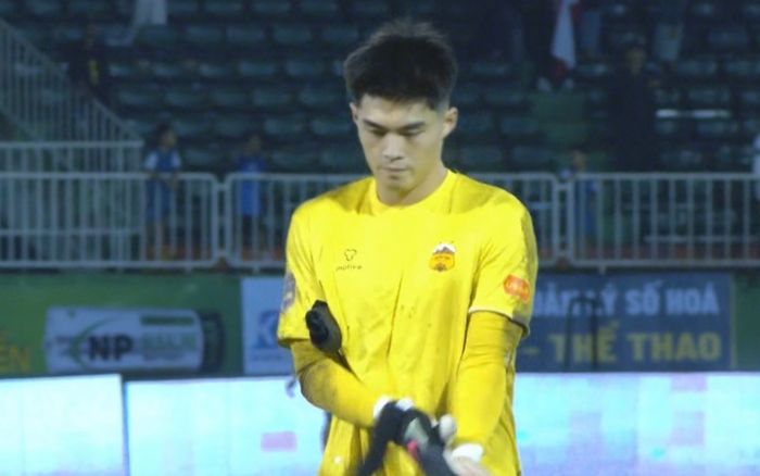 Trung Kiên bất lực nhìn HAGL thua đau trên sân nhà