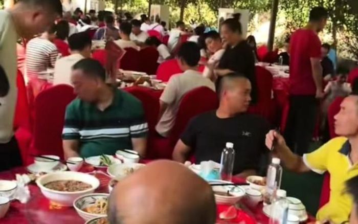 Trường đại học bày hơn 600 bàn tiệc, đãi miễn phí tân sinh viên và phụ huynh