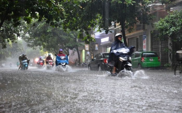 Mưa dông đang mở rộng ở Hà Nội, loạt khu vực được cảnh báo
