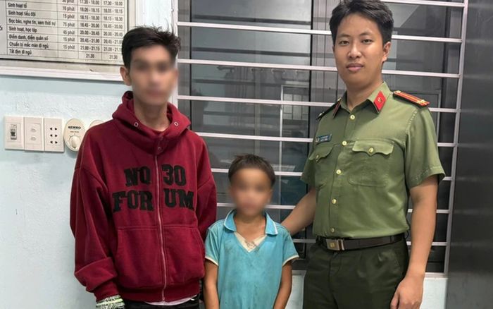 Bé 13 tuổi đi 100km đường núi tìm mẹ, mang điện thoại không sim có hình cha mới mất