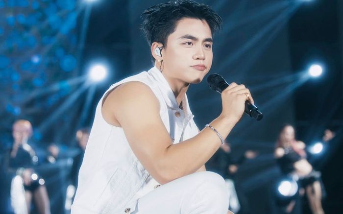 Đoạn clip MONO 'đụng chạm' nữ vũ công trên sân khấu khiến mạng xã hội 'dậy sóng'