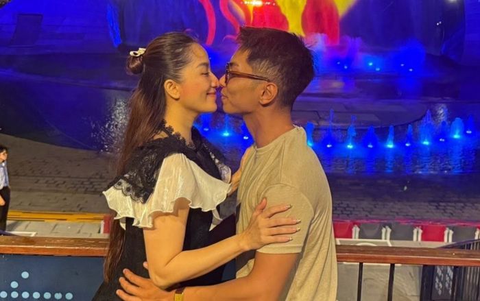 Khánh Thi và chồng kém 11 tuổi 'khóa môi' lãng mạn