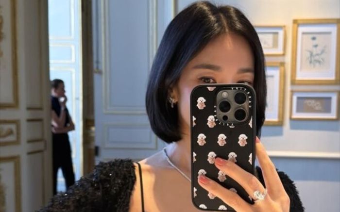 Song Hye Kyo đeo nhẫn kim cương 3 carat, khoe thần thái nổi bật ở tuổi 45