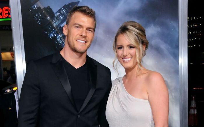 Alan Ritchson đã âm thầm nộp đơn ly hôn