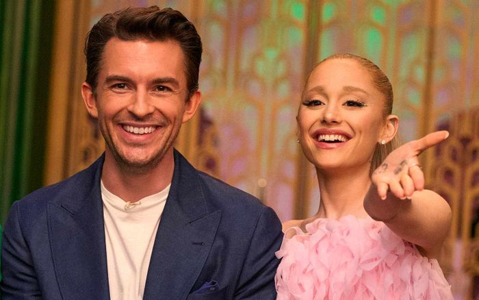 Ariana Grande và Jonathan Bailey cùng rút lui, vở nhạc kịch London bị hủy