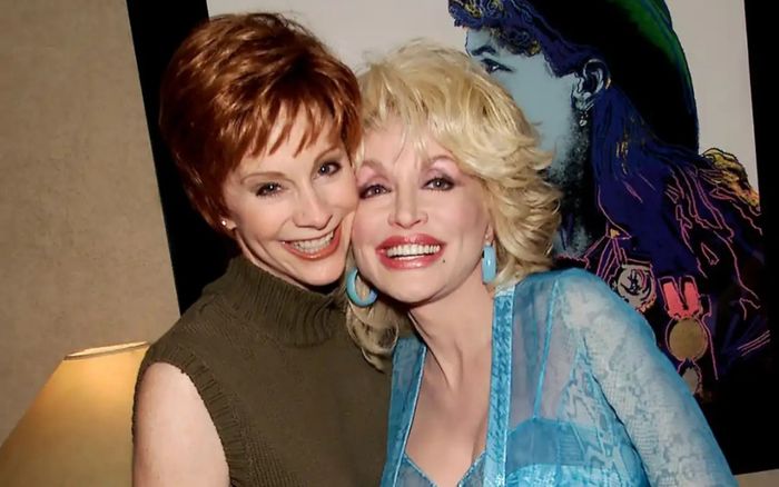 Reba McEntire tri ân Dolly Parton tại lễ trao giải Emmy 2026