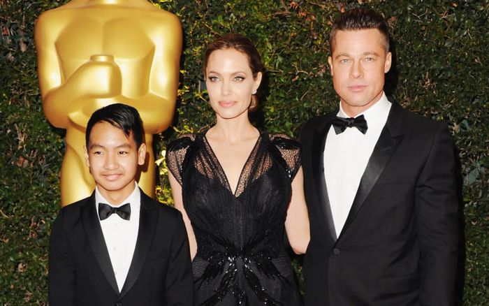 Con trai Angelina Jolie và Brad Pitt chính thức bỏ họ cha