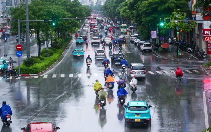 Hà Nội cảnh báo mưa dông, lốc sét tại loạt phường, xã trong 3 giờ tới