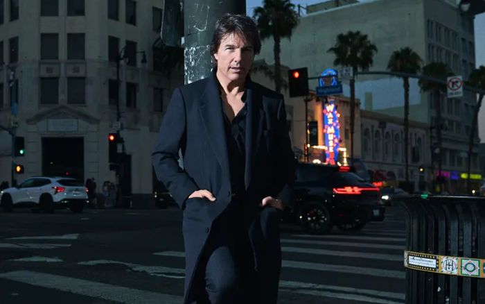 Tom Cruise khoe hình thể săn chắc ở tuổi 64