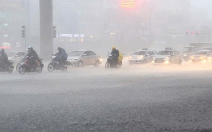 Mưa lớn bất ngờ tăng mạnh, nhiều địa phương 'trắng trời'