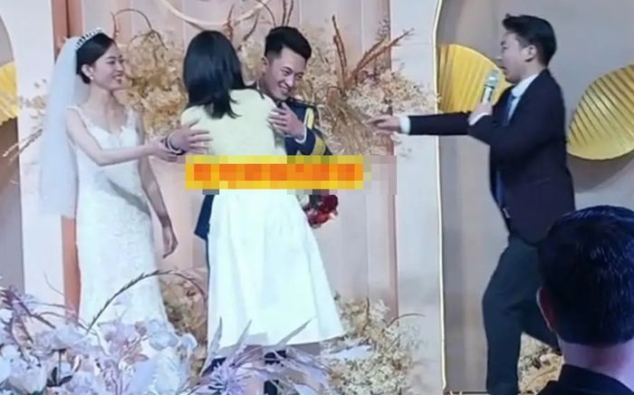 Phù dâu ôm chú rể giữa đám cưới, nhìn phản ứng của cô dâu ai cũng bất ngờ