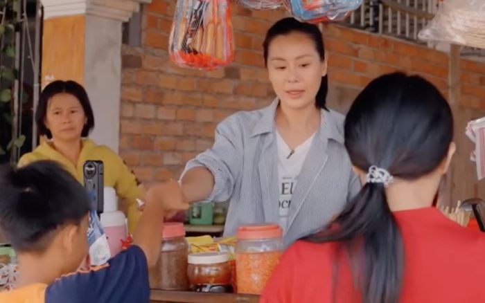 Nam Thư 'bỏ phố về quê' bán tạp hóa