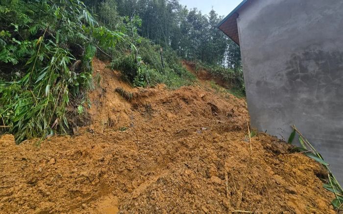 Mưa lớn dồn dập, đất gần bão hòa: Cảnh báo sạt lở đất tại nhiều địa phương