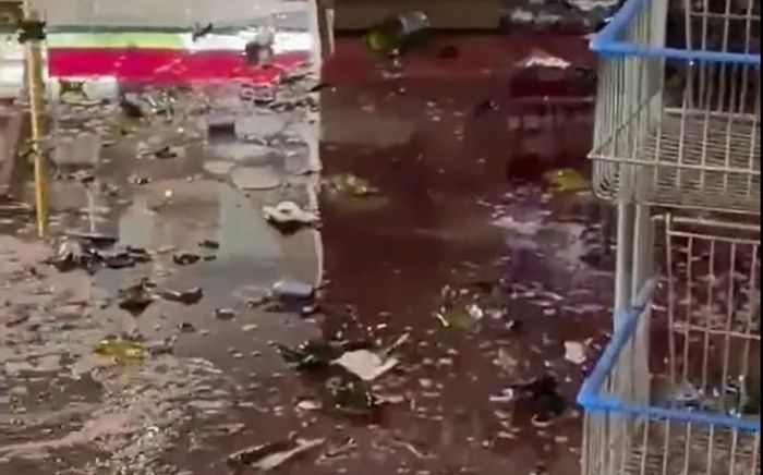 Người đàn ông đập phá số rượu trị giá hơn 300 triệu đồng tại cửa hàng, lý do gây xôn xao