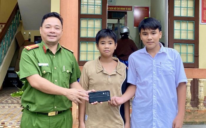 Hai học sinh lớp 8 ở Quảng Trị và hành động đáng khen ngợi khi nhặt được món đồ có giá trị