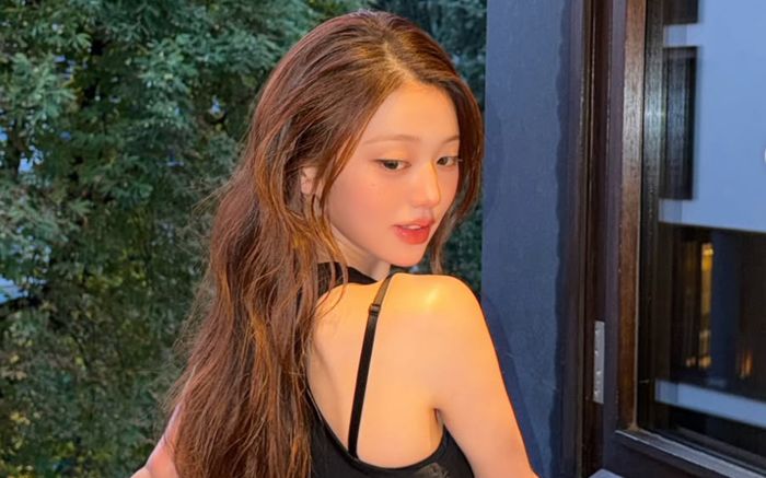 Jang Won Young (IVE) khoe dáng đồng hồ cát đầy quyến rũ