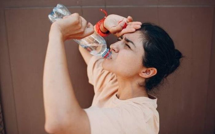 Hay khát nước dù đã uống đủ: 5 nguyên nhân thường gặp