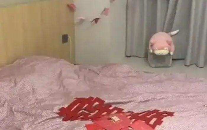Cô dâu chờ chồng suốt đêm tân hôn, đến 1 giờ sáng mở cửa rồi phát hiện cảnh tượng khó tin