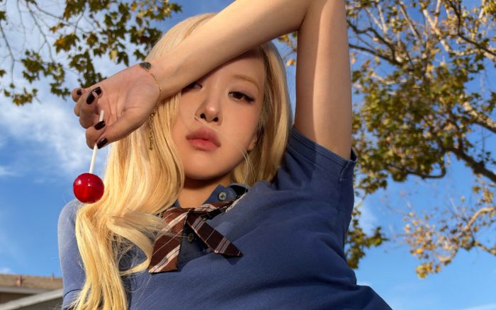 Rosé (BLACKPINK) khoe vóc dáng mảnh mai, vòng eo nhỏ đến khó tin