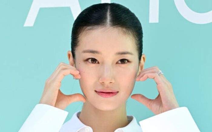 Suzy gây chú ý với nhan sắc ngoài đời thực, fan thốt lên một câu khiến nhiều người bật cười