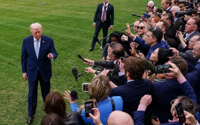 Donald Trump cấm ba hãng truyền thông lớn vào Nhà Trắng