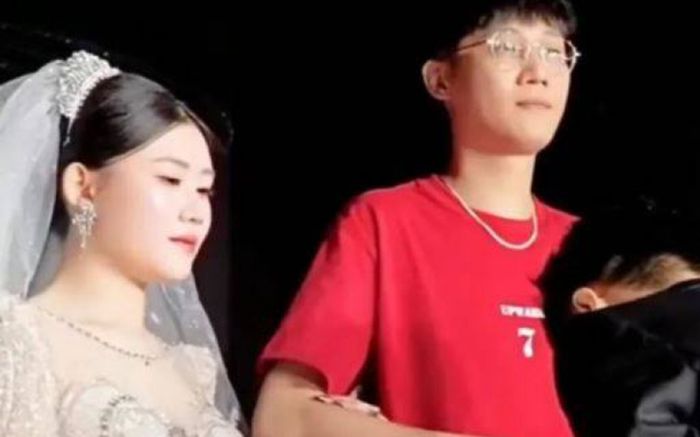 Đưa con gái 21 tuổi về nhà chồng, ngoại hình người cha 41 tuổi khiến ai cũng xôn xao