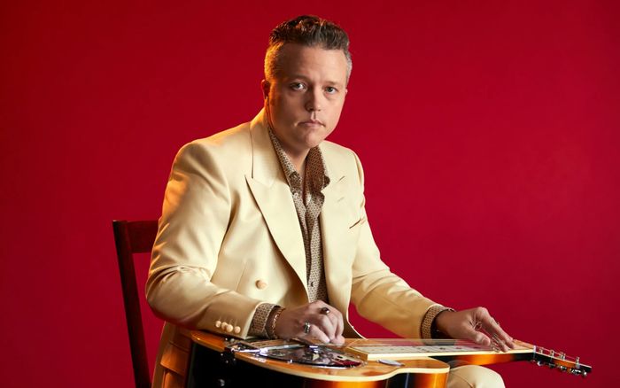 Jason Isbell kiện công ty Suno, cuộc chiến giữa nghệ sĩ và nhạc AI căng thẳng hơn bao giờ hết