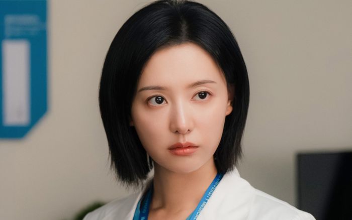 Kim Ji Won gây sốt với tạo hình bác sĩ lạnh lùng trong Doctor X