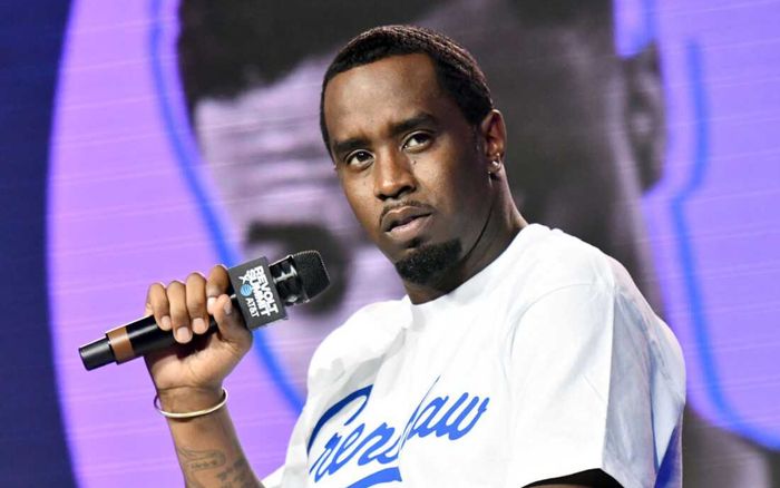 Con trai Sean “Diddy” Combs cầu xin cha được trả tự do ngay trên livestream