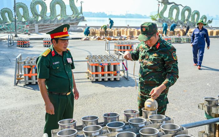 Cận cảnh trận địa pháo hoa Hồ Tây trước giờ khai hỏa chào mừng Quốc khánh 2/9