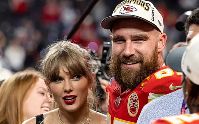 Cặp đôi mới cưới Taylor Swift và Travis Kelce chụp ảnh selfie đầy ngọt ngào