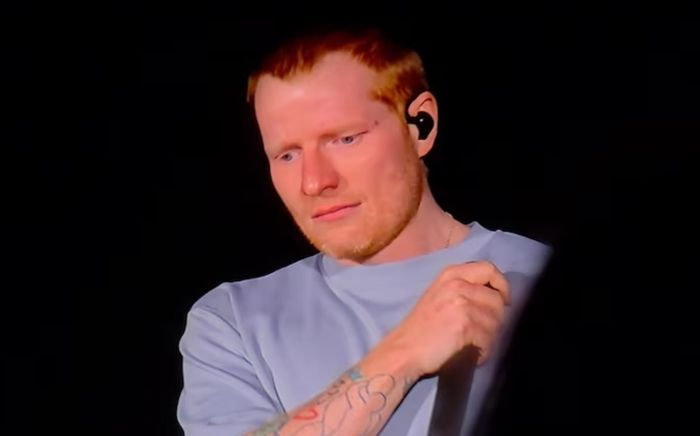 Ed Sheeran bật khóc trên sân khấu giữa làn sóng tẩy chay