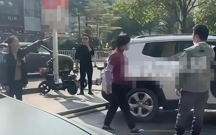 Mẹ chồng và con dâu bắt quả tang chồng ngoại tình, phản ứng khi thấy 'người tình' ngồi trên xe