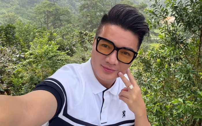 Đàm Vĩnh Hưng bị khán giả hung hăng lao lên sân khấu, trợ lý kẹp cổ lôi đi