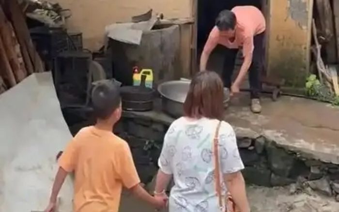Dắt con trai về thăm mẹ ruột sau 10 năm, người phụ nữ nhận lại một câu nói khiến cô bật khóc