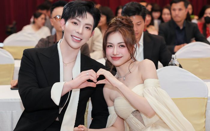 ERIK bay gấp từ nước ngoài về Việt Nam sau cuộc gọi của Hòa Minzy