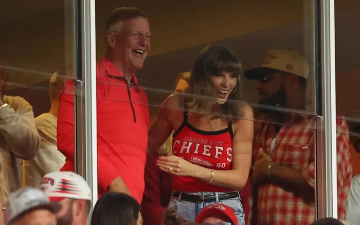 Taylor Swift gây chú ý khi diện áo chỉ hơn 1 triệu đồng của bạn thân để cổ vũ chồng