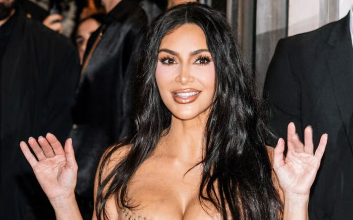 Kim Kardashian khoe dáng trong đầm da độc bản
