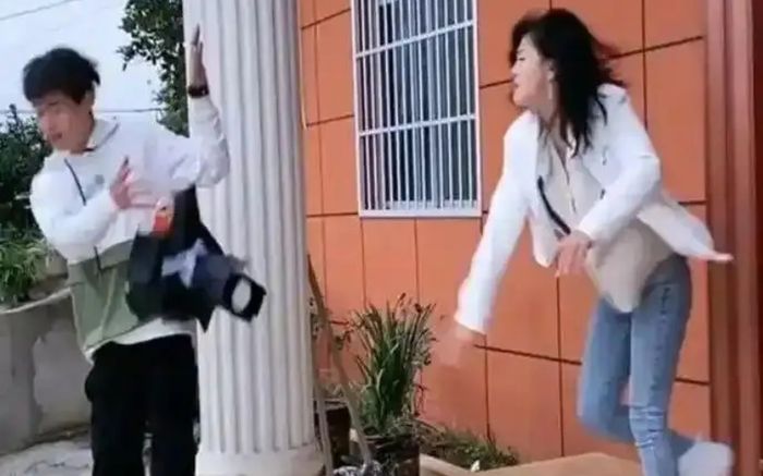 Chàng trai mang hoa đến tận nhà sau buổi xem mắt, phản ứng cô gái khiến ai cũng bất ngờ