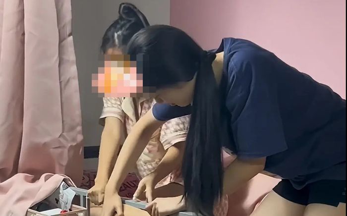 Nữ sinh gặp sự cố khó đỡ trong ký túc xá, hai cô bạn nghĩ mãi mới tìm ra cách giải cứu