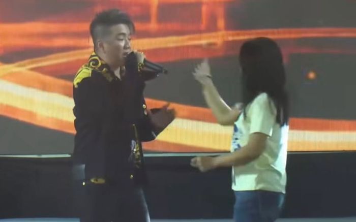 Xôn xao nữ khán giả lao lên sân khấu, la hét vào mặt Đàm Vĩnh Hưng