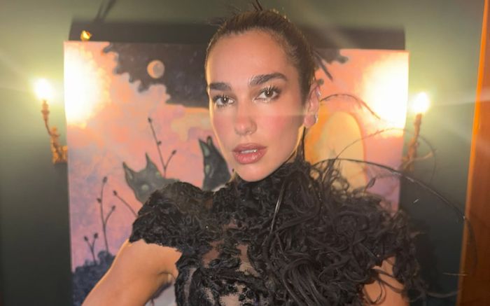 Dua Lipa cuốn hút với phong cách thời trang opera