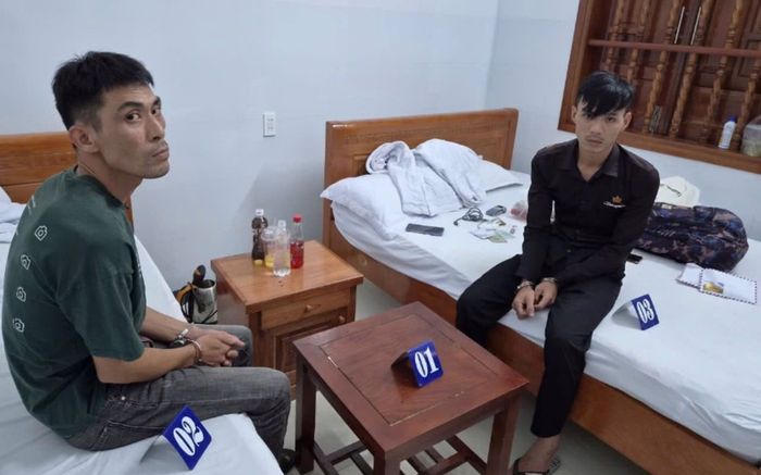 Hành vi đáng xấu hổ của 2 gã đàn ông trong căn phòng khép kín bị phanh phui