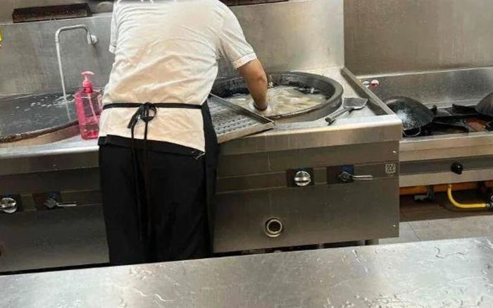Bếp ăn trường mầm non gây sốc khi dùng nồi nấu ăn để rửa cây lau nhà, hàng chục trẻ nôn ói