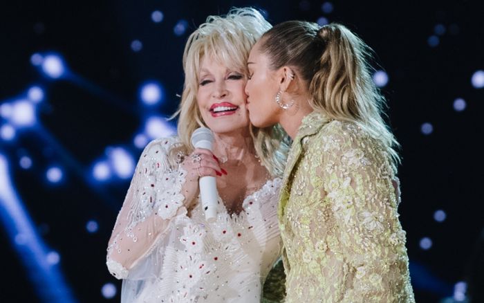 Dolly Parton từng thuyết phục Miley Cyrus vượt qua nỗi sợ để bước lên sân khấu GRAMMY